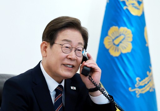 이재명 대통령이 지난 9일 서울 용산구 대통령실 청사 집무실에서 이시바 시게루 일본 총리와 통화하기 위해 수화기를 들고 있다. 뉴시스