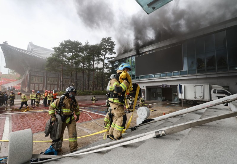 <b>조계사</b> 국제회의장 <b>화재</b> 초진…문<b>화재</b> 반출도 고려