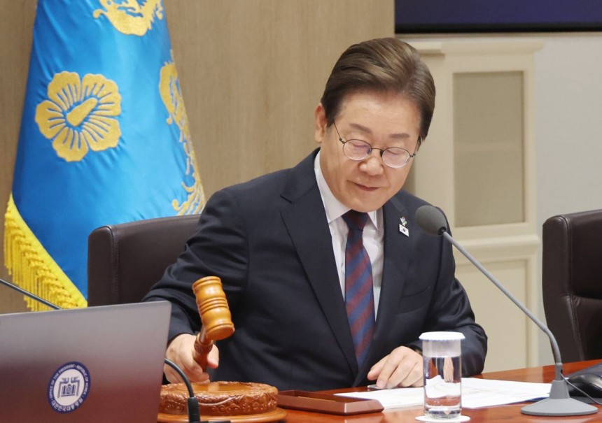 이재명 대통령이 10일 서울 용산 대통령실에서 국무회의를 개회하며 의사봉을 두드리고 있다. 연합뉴스