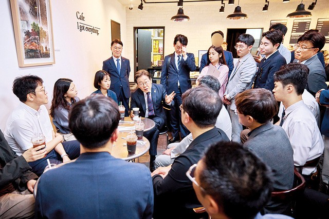 [포토] 기자들과 즉석 티타임