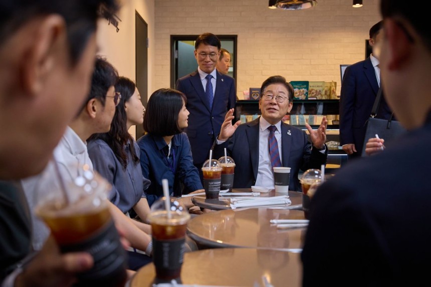 이재명 대통령이 10일 서울 용산 대통령실 청사 직원 식당에서 점심 식사를 한 뒤 구내 매점에서 출입기자들과 즉석 차담을 하고 있다. 대통령실 제공