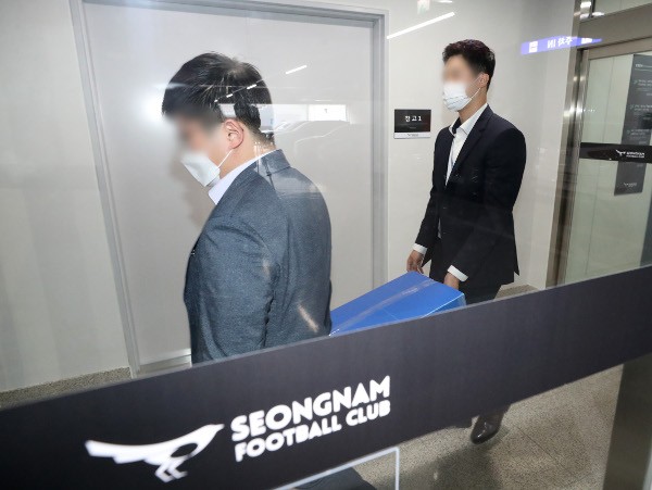 성남FC 후원금 의혹 사건과 관련해 경찰이 지난 2022년 5월 17일 오후 경기도 성남시 분당구 성남FC 구단 사무실에서 압수수색을 마친 뒤 압수품을 옮기고 있는 모습. 사진공동취재단