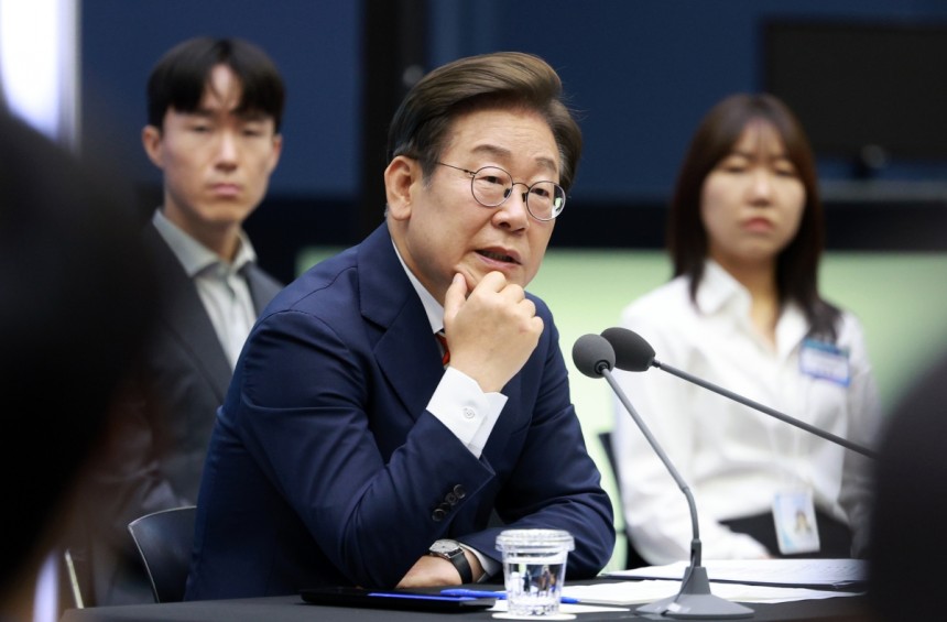이재명 대통령이 11일 서울 영등포구 한국거래소에서 열린 주식시장 불공정거래 근절을 위한 현장 간담회에서 참석자 질문에 답하고 있다. 대통령실통신사진기자단