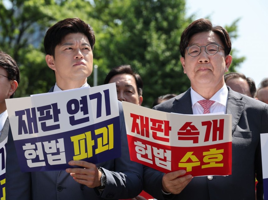 국민의힘 김용태 비상대책위원장과 권성동 원내대표가 11일 이재명 대통령의 공직선거법 위반 사건의 파기환송심을 사실상 무기한 연기한 서울고등법원 앞에서 열린 현장 의원총회에 참석해 있다. 연합뉴스