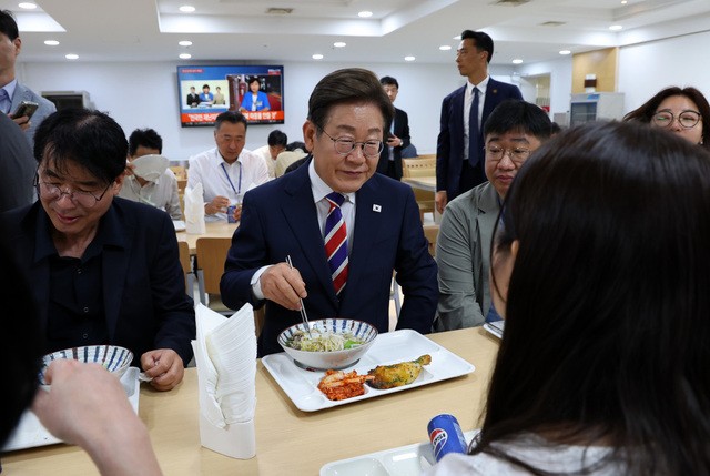 “가성비 대통령 시계 기대하셔도 좋다”… 이, 잇단 실리 행보