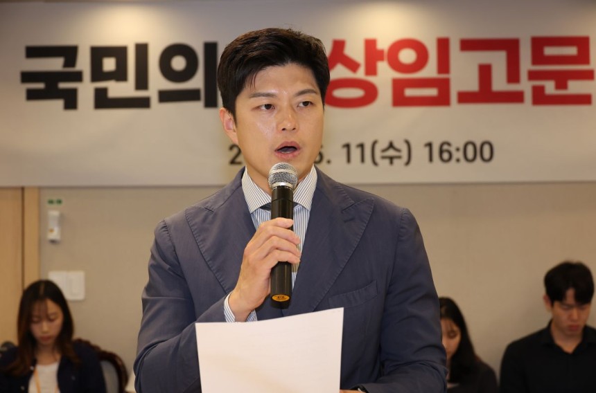 김용태 국민의힘 비상대책위원장이 11일 서울 여의도 한 식당에서 열린 당 상임고문단과의 회의에 참석해 발언하고 있다. 연합뉴스 