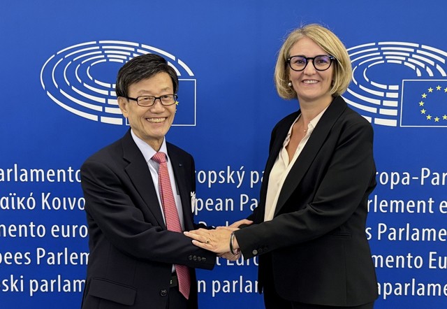 윤진식 무협회장, EU 현장외교… “한국기업 환경규제 완화를”