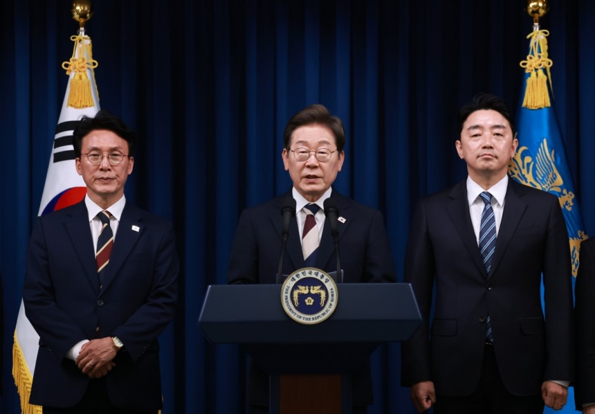 이재명 대통령이 4일 서울 용산 대통령실 청사에서 대통령비서실장으로 강훈식 의원(오른쪽)의 첫 인선을 발표하고 있다. 연합뉴스