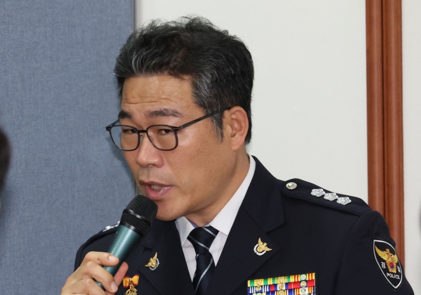 인천세관 마약 사건의 수사 외압 의혹을 제기한 백해룡 경정이 2014년 10월 15일 서울 종로구 서울경찰청에서 열린 행정안전위원회 서울경찰청 국정감사에서 의원질의에 답하고 있는 모습. 뉴시스