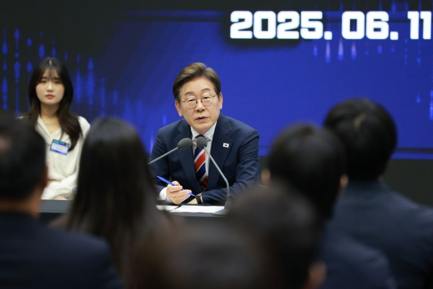이재명 대통령이 지난 11일 서울 영등포구 한국거래소에서 열린 주식시장 불공정거래 근절을 위한 현장 간담회에서 참석자 질문에 답하고 있는 모습. 연합뉴스