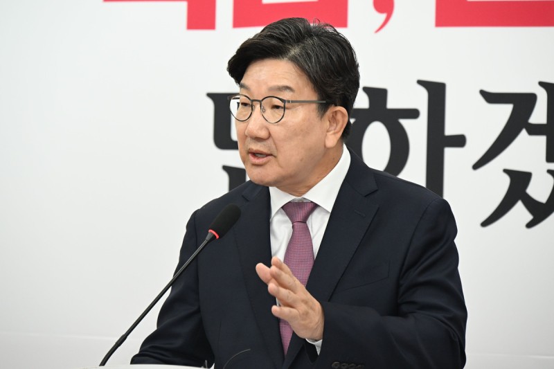 떠나는 <b>권성동</b> “<b>계엄</b>, 최대 대선 패착…尹 영입은 후회 없다”