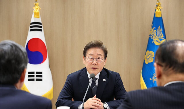 이재명 대통령이 13일 용산 대통령실에서 이스라엘의 이란 공습관련 경제안보 긴급 점검회의를 하고 있다. 대통령통신사진기자단
