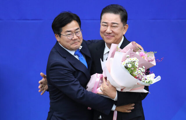 더불어민주당 새 원내대표로 당선된 김병기 의원(오른쪽)이 13일 국회에서 열린 의원총회에서 박찬대 당대표 직무대행과 포옹하고 있다. 연합뉴스