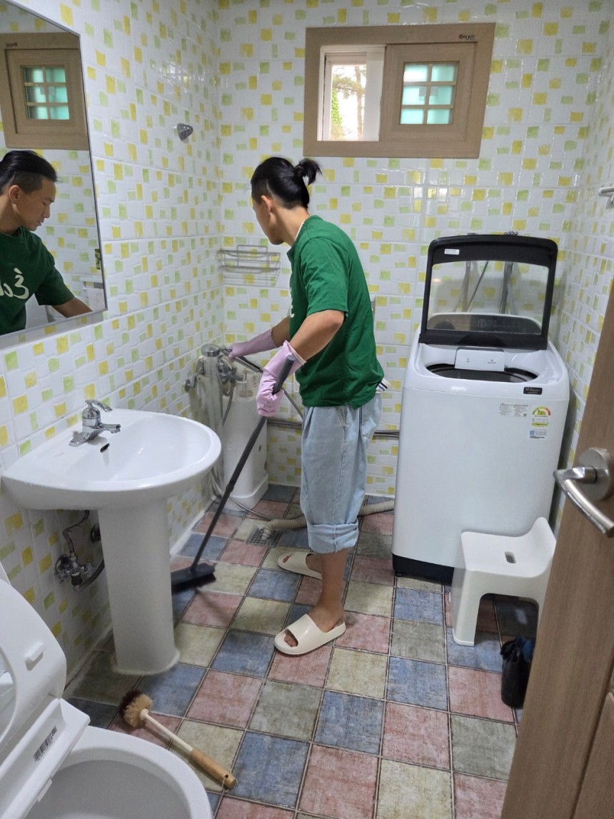 초록나무의 제주 쉼터를 청소하는 자원 봉사단 '그린 마더스'의 한 가족이 봉사하는 모습. 초록나무 제공