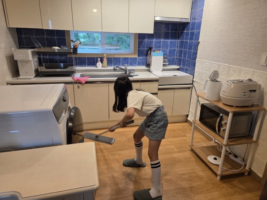 초록나무의 제주 쉼터를 청소하는 자원 봉사단 '그린 마더스'의 한 가족이 봉사하는 모습. 초록나무 제공