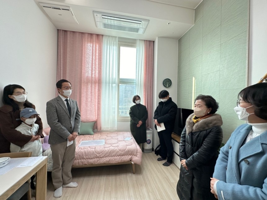서울 은평구에 있는 초록나무 1호 쉼터에서  2023년 12월 개소 감사 예배를 드리는 모습. 초록나무 제공