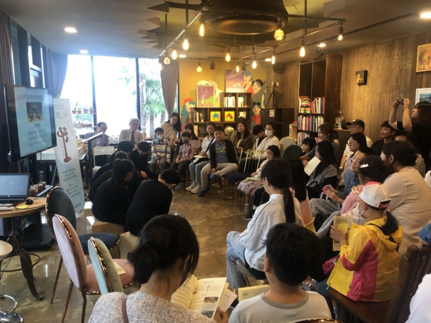 지난해 10월 난치병 16가정을 초대한 초록나무의 작은 음악회 모습. 어린이 연주자들이 환아 가족들을 위해 공연하고 있다. 초록나무 제공