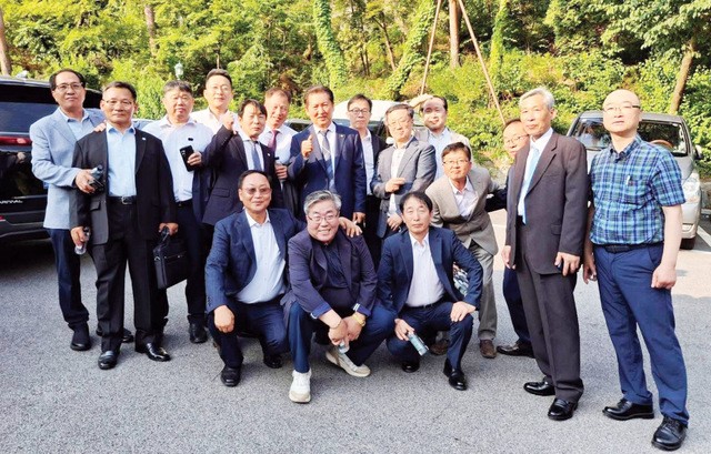 장남 결혼식서 <b>눈물</b> 보인 이 대통령… 소년공 친구들 초청
