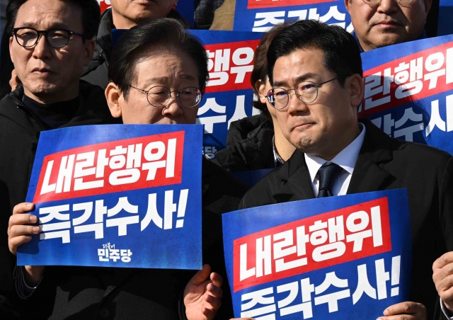 12.3 비상계엄 직후인 지난해 12월 4일, 당시 이재명 당대표와 박찬대 원내대표가 서울 여의도 국회 본청 앞 계단에서 '윤석열 대통령 사퇴촉구 탄핵추진 비상시국대회'에 참가하고 있다. 이한형 기자