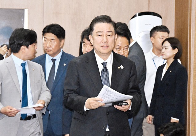 김병기 더불어민주당 원내대표가 15일 23명으로 구성된 신임 원내대표단 인선을 발표하기 위해 국회 소통관으로 이동하고 있다. 김 원내대표는 “민생 문제가 시급하다”며 민생 법안과 민생 추경, 개혁 입법을 균형 있게 