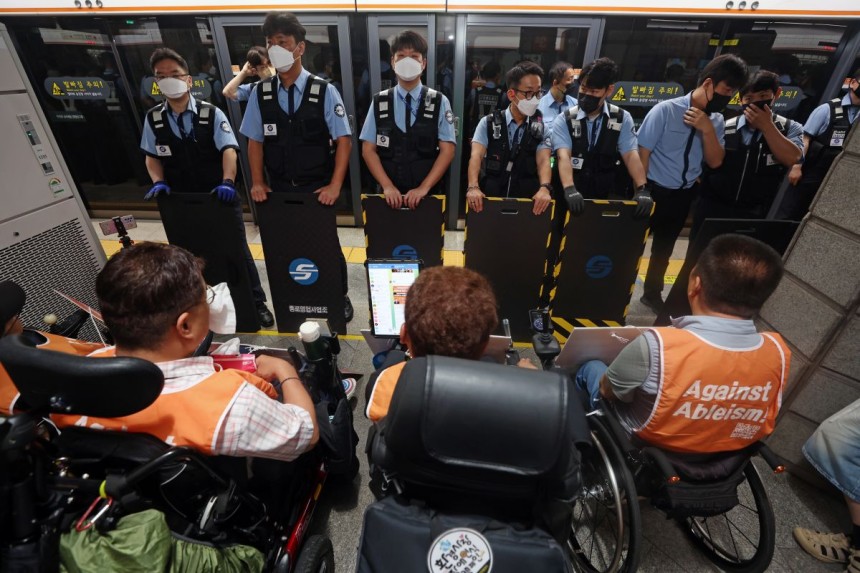 전국장애인차별철폐연대(전장연) 회원들이 16일 서울 경복궁역에서 국정기획위원회 출범을 맞아 장애인 관련 장애인 탈시설 권리 보장·장애인 건강권 보장 등 장애인 관련 정책 수립을 촉구하며 기자회견을 하고 있다. 연합뉴