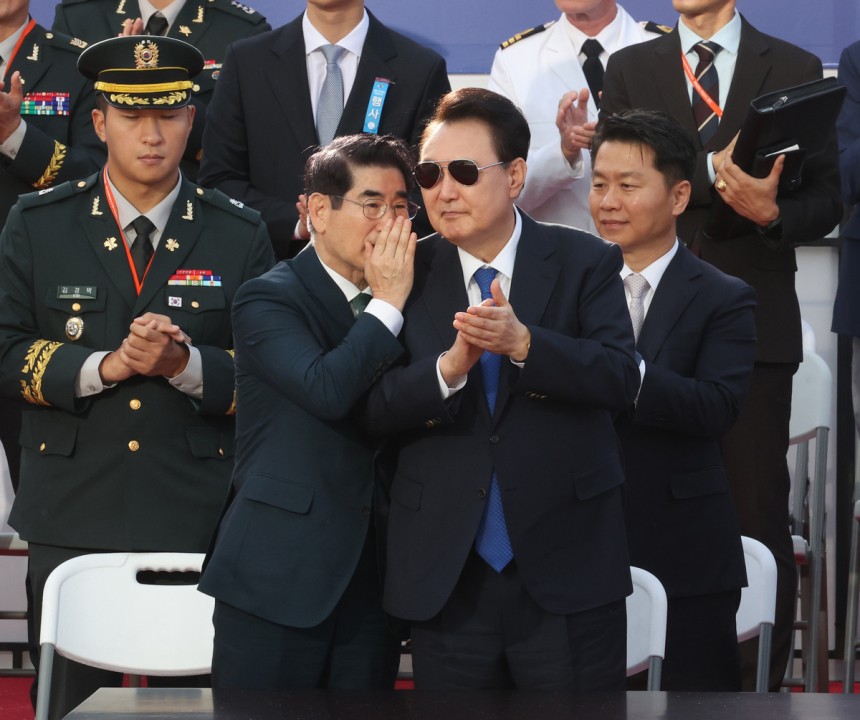 &lt;2024년 10월01일 김지훈기자 dak@kmib.co.kr&gt; 윤석열 대통령이 1일 오후 서울 광화문광장에서 열린 국군의날 기념 시가행진행사에서 김용현 국방부 장관과 이야기하고 있다.