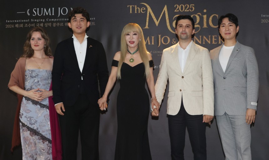 Soprano Sumi Jo (center) attends the press conference for '2025 Sumi Jo Concert - The Magic, Sumi Jo and the Winners' at The Plaza Hotel in Jung-gu, Seoul, on the 16th with winners of the 1st Sumi Jo Competition. From left: soprano Juliette Taquino, baritone Zhihong Li, Sumi Jo, tenor Georges Birban, and tenor Lee Ki-up. Yonhap News