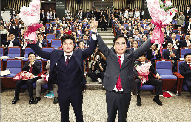 국민의힘 새 원내대표로 16일 선출된 송언석(오른쪽) 의원이 국회 의원총회에서 김용태 비상대책위원장과 손을 잡고 두 팔을 들어 인사하고 있다. 송 원내대표는 김 위원장의 개혁안에 대해 “변화와 쇄신의 취지에 깊이 공