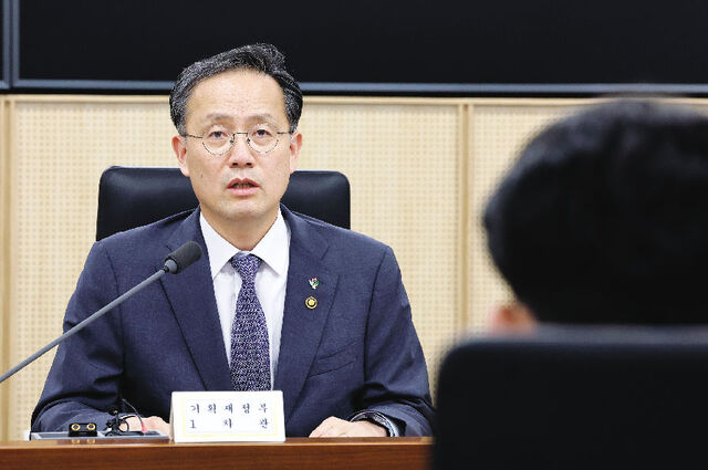 이형일 기획재정부 장관 직무대행 1차관이 16일 정부세종청사에서 열린 물가관계차관회의에서 발언하고 있다. 정부는 이스라엘과 이란의 무력 충돌로 국제유가가 오르자 유류세 인하 조치를 8월 말까지 두 달 연장하기로 했다
