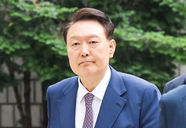 윤석열 전 대통령이 16일 서울 서초구 서울중앙지법에서 열린 내란 우두머리 및 직권남용·권리행사 방해 혐의 사건 7차 공판에 출석하고 있다. 윤 전 대통령은 이날 내란 특검 등에 관한 취재진 질문에 아무런 답을 하지
