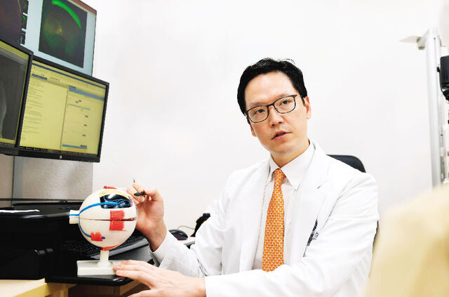 김민 연세대 강남세브란스병원 안과 교수는 국민일보와 인터뷰에서 “안구 종양은 진단이 늦어지면 시력을 보존하는 치료 골든타임을 넘어서기에 안구 적출이 불가피한 경우도 있다”면서 “의심 증상이 있으면 최대한 빠르게 전문