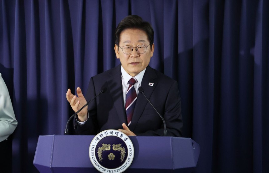 이재명 대통령이 16일(현지시간) 주요 7개국(G7) 정상회의 참석을 위해 캐나다 앨버타주 캘거리로 향하며 공군 1호기에서 기자간담회를 하고 있다. 캘거리=김지훈 기자