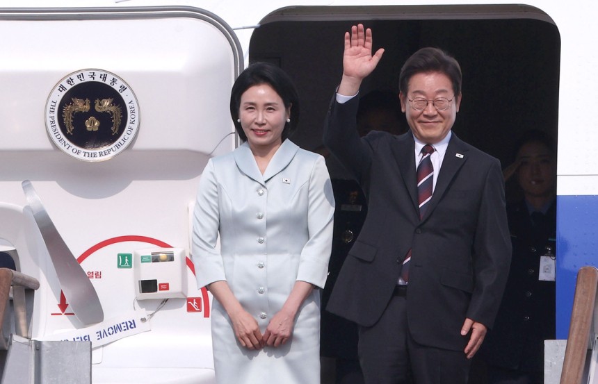주요 7개국(G7) 정상회의에 참석하는 이재명 대통령이 김혜경 여사와 16일 성남 서울공항 공군 1호기에서 출국하기 전 인사하고 있다. 성남=김지훈 기자