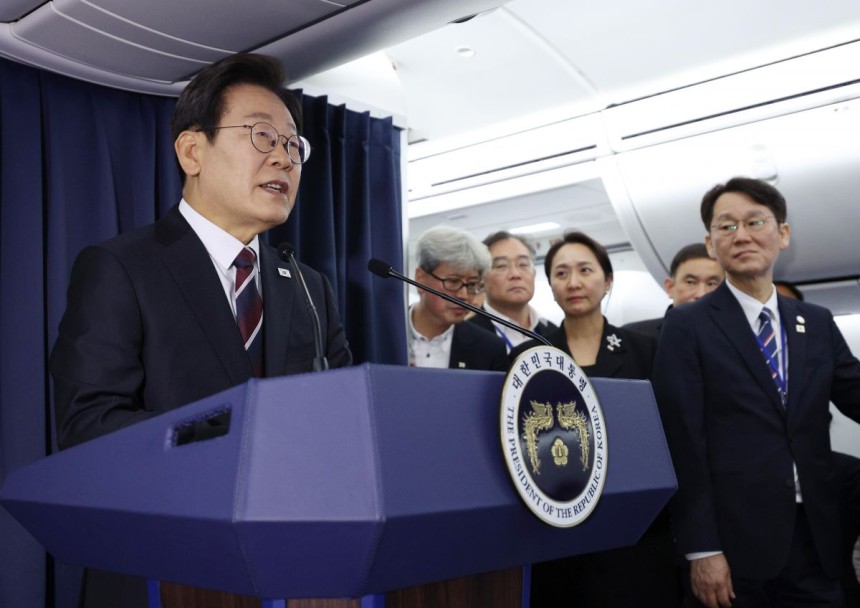 이재명 대통령이 16일(현지시간) 주요 7개국(G7) 정상회의 참석을 위해 캐나다 앨버타주 캘거리로 향하며 공군 1호기에서 기자간담회를 하고 있다. 캘거리=김지훈 기자