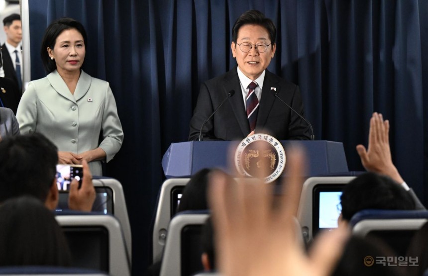 이재명 대통령이 16일 G7 정상회의 참석을 위해 캐나다 캘거리로 향하는 공군 1호기 기내에서 기자회견을 하고 있다. 캘거리=김지훈 기자