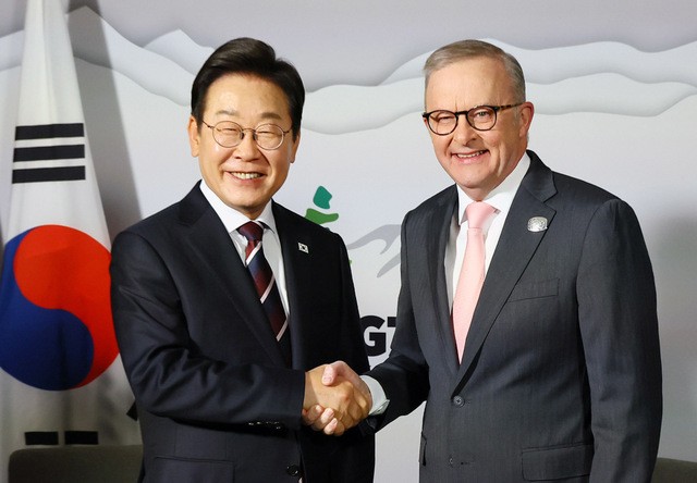 주요 7개국(G7) 정상회의 참석차 캐나다를 방문한 이재명 대통령이 16일(현지 시간) 캘거리 한 호텔에서 열린 한-호주 정상회담에서 앤서니 앨버니지 호주 총리와 악수하고 있다. 캘거리=김지훈 기자