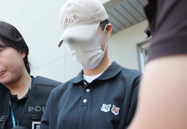 육군 12사단 훈련병 사망사건과 관련해 규정을 위반한 군기훈련(얼차려)을 실시한 혐의로 중대장이 지난해 6월 21일 오전 강원 춘천지방법원에서 열린 구속 전 피의자 심문(영장실질심사)을 마치고 법원을 나오고 있다. 