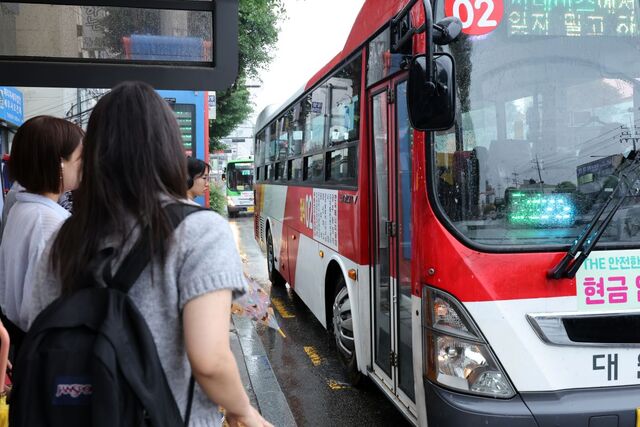 광주 시내버스 파업이 9일째 이어진 지난 16일 광주 북구 운암동 경신여고 버스정류장에서 시민들이 버스를 기다리고 있다. 연합뉴스