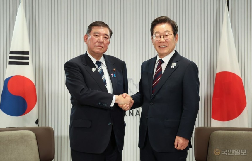이재명 대통령과 이시바 시게루 일본 총리가 17일(현지시간) 캐나다 앨버타주 캐내내스키스 주요 7개국(G7) 정상회의장에서 열린 정상회담에서 악수하고 있다. 캐내내스키스=김지훈 기자