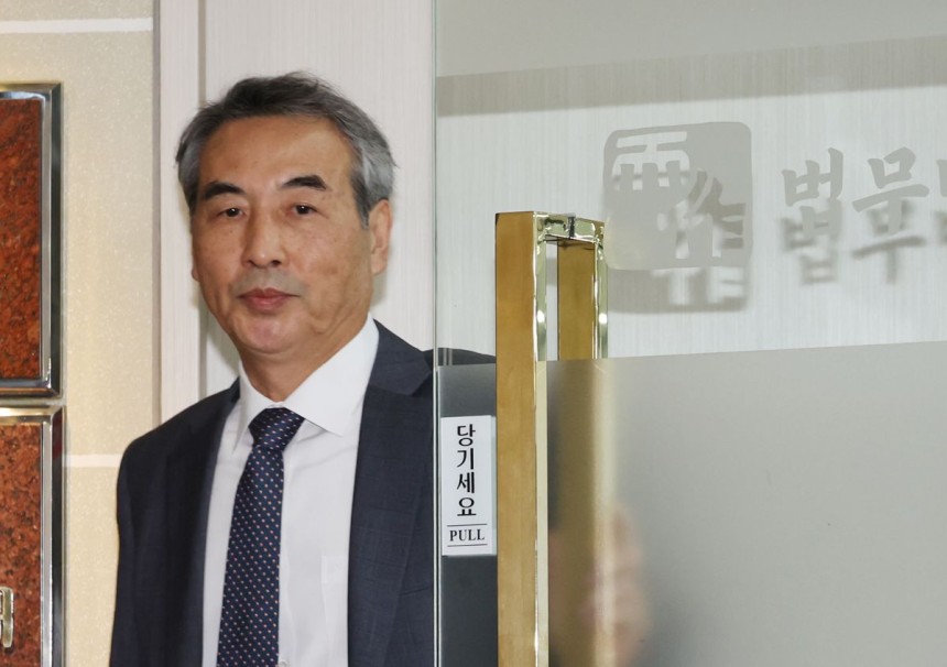 윤석열 전 대통령의 부인 김건희 여사 의혹을 수사할 민중기 특별검사가 17일 서울 서초구 사무실을 나서고 있다. 연합뉴스