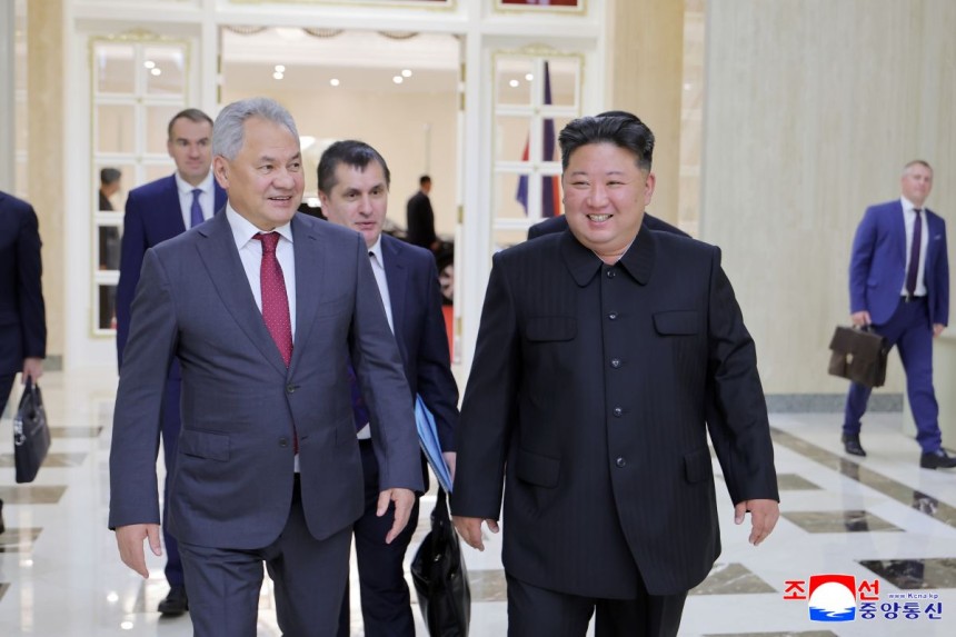 김정은 북한 국무위원장이 세르게이 쇼이구 러시아 국가안보회의 서기를 지난 17일 만나 "두 나라 간 조약의 범위 내에서 협조할 내용을 확정하고 관련 계획을 수락했다"고 조선중앙통신이 18일 보도했다. 연합뉴스