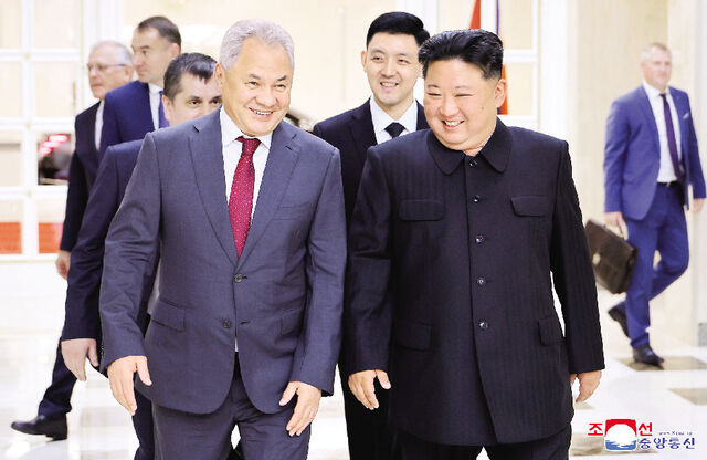 김정은 북한 국무위원장이 지난 17일 세르게이 쇼이구 러시아 국가안보회의 서기를 만나 “두 나라 간 조약의 범위 내에서 협조할 내용을 확정하고 관련 계획을 수락했다”고 말했다고 18일 조선중앙통신이 보도했다. 연합뉴