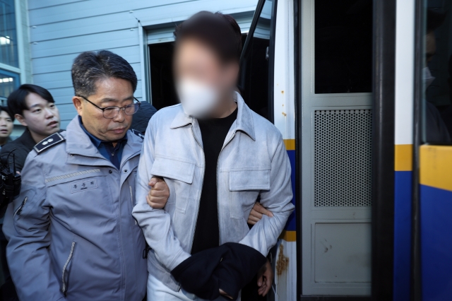 지난해 10월 광주 서구 서부경찰서에서 '뺑소니 사망사고' 마세라티 운전자 김모(33)씨가 검찰로 송치되고 있다. 연합뉴스