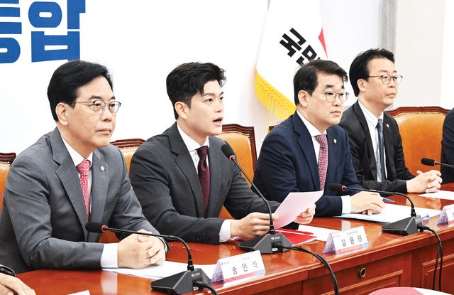 김용태(왼쪽 두 번째) 국민의힘 비상대책위원장이 19일 국회에서 열린 ‘비리백화점 이재명 정부 인사청문회 대책회의’에서 발언하고 있다. 김 위원장은 당 혁신 관련 토론회에서 “변화는 선택이 아니라 생존의 조건”이라고