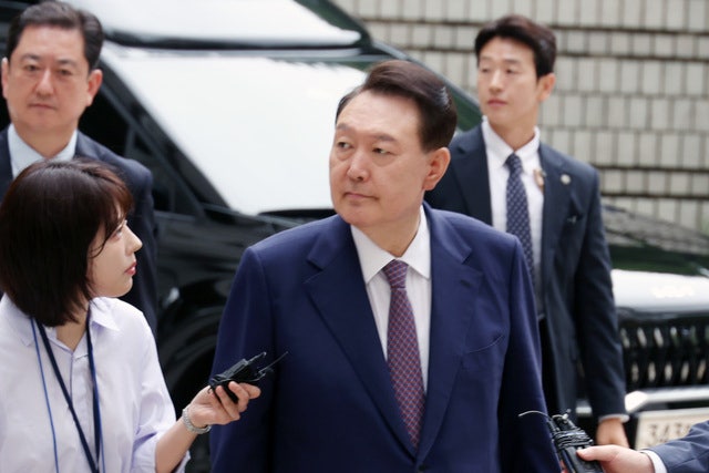 윤석열 전 대통령이 16일 서울 서초구 서울중앙지방법원에서 열린 내란 우두머리 혐의·직권남용 권리행사 방해 혐의 사건 7차 공판에 출석하고 있다. 연합뉴스