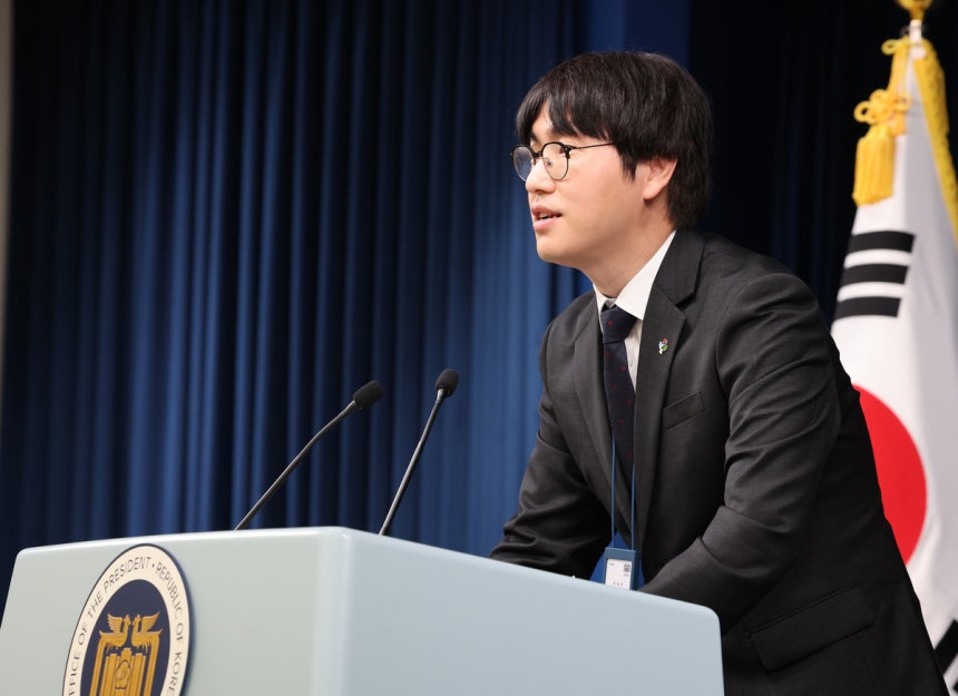 하정우 대통령실 인공지능(AI)미래기획수석이 지난 19일 서울 용산 대통령실 브리핑룸에서 브리핑 하는 모습. 김지훈 기자