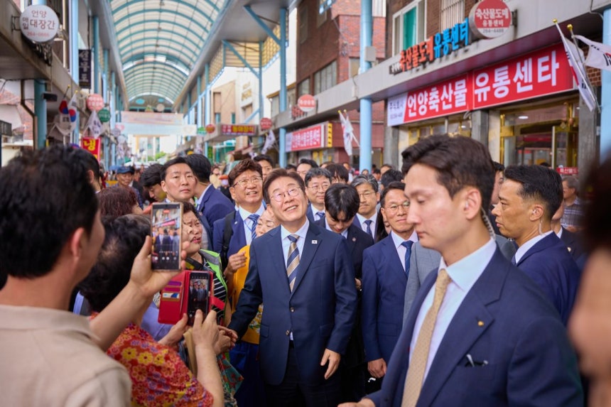 이재명 대통령이 20일 울산 울주군 언양알프스시장을 방문하고 있다. 대통령실 제공