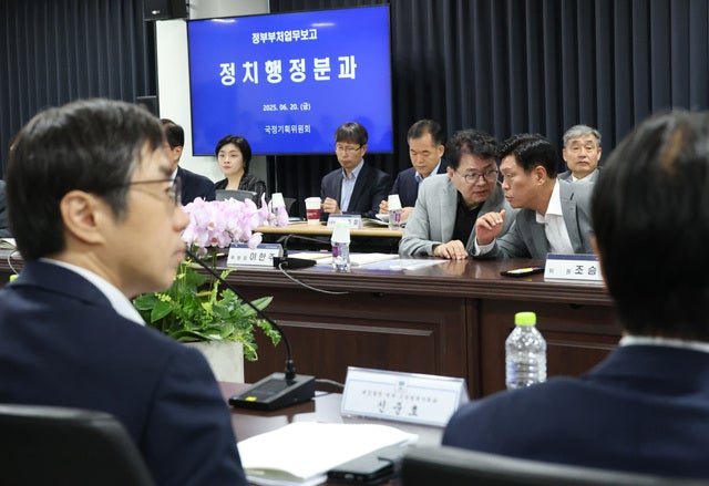국정기획위원회 이한주 위원장이 20일 정부서울청사 창성동 별관에서 열린 검찰청 업무보고에 참석해 왼편에 앉은 조승래 국정기획위 대변인과 긴밀하게 얘기를 나누고 있다. 연합뉴스