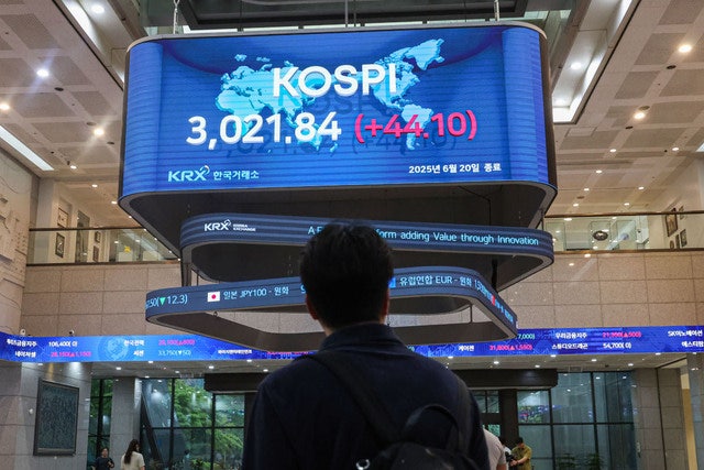 한 남성이 20일 서울 여의도 한국거래소 로비의 대형 스크린에 표시된 ‘코스피 3021.84’라는 문구를 유심히 쳐다보고 있다. 이날 코스피는 2021년 12월 28일 이후 3년6개월여 만에 3000선을 돌파했다. 