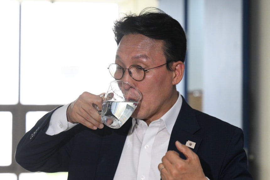 김민석 국무총리 후보자가 19일 서울 영등포구 꿈더하기 사회적협동조합에서 열리는 발달장애인 일자리 현장 간담회 장소로 이동중 물을 마시고 있다. 권현구 기자